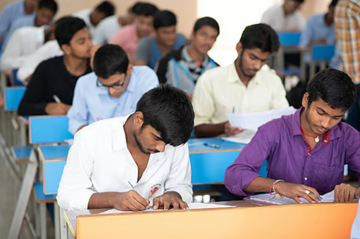 TNPSC குரூப்-4 தேர்வு மையத்தில் தேர்வெழுதும் மாணவர்கள்